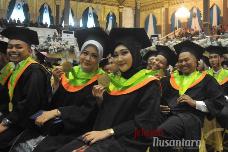 UNESA “Rumah Para Juara” Kembali Lantik 1.380 Wisudawan Terbaik