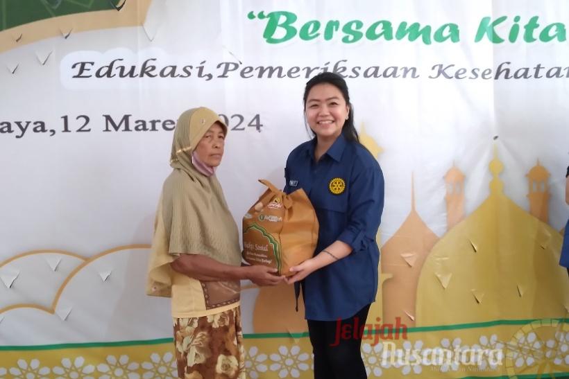 RS Adi Husada Kapasari Berbagi Kebahagiaan Bersama Warga Kurang Mampu