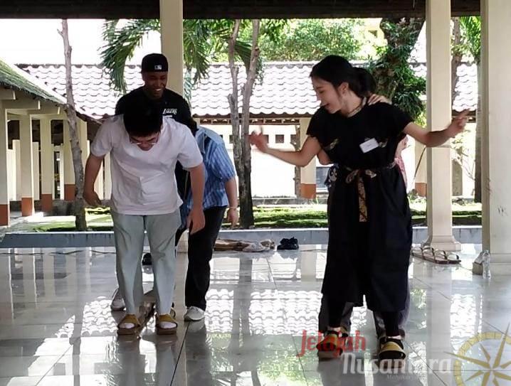Keseruan Mahasiswa Asing Bermain Permainan Tradisional Bareng BIPA UNESA
