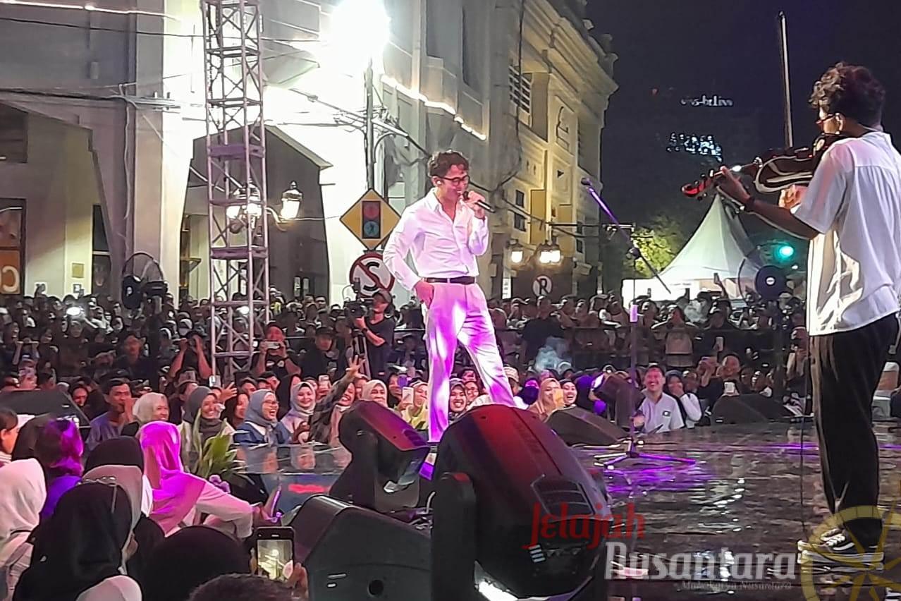 Ribuan Pengunjung Wisata Jalan Tunjungan Terhipnotis Suara Merdu “Budi Doremi”