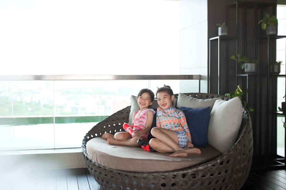 Keseruan Isi Liburan Sekolah Bareng Keluarga di Whiz Luxe Hotel