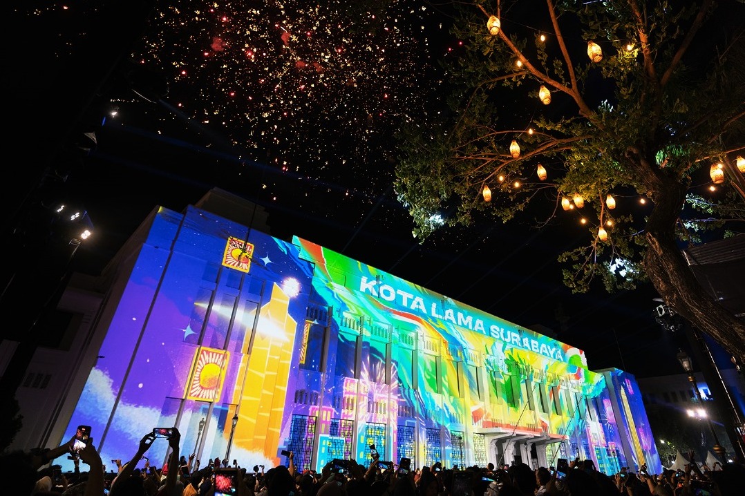 Video Mapping Show by LZY Mampu Menghipnotis Ratusan Wisatawan “Kota Lama Surabaya”
