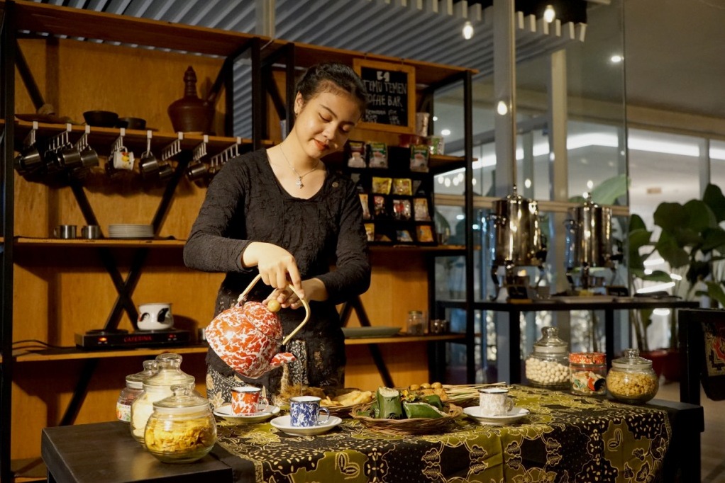 “Angkringan Bintoro” Destinasi Kuliner Baru nan Mewah di Surabaya