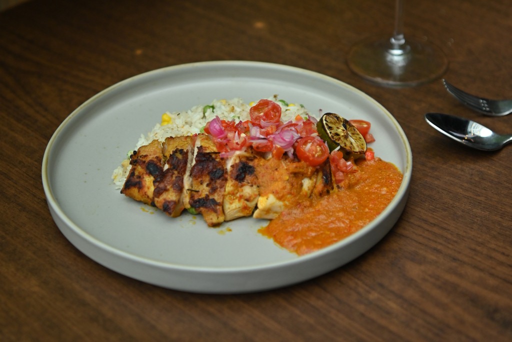 Aroma Rempah Ayam Rica ala ARTOTEL TS Suite Menggoda Selera
