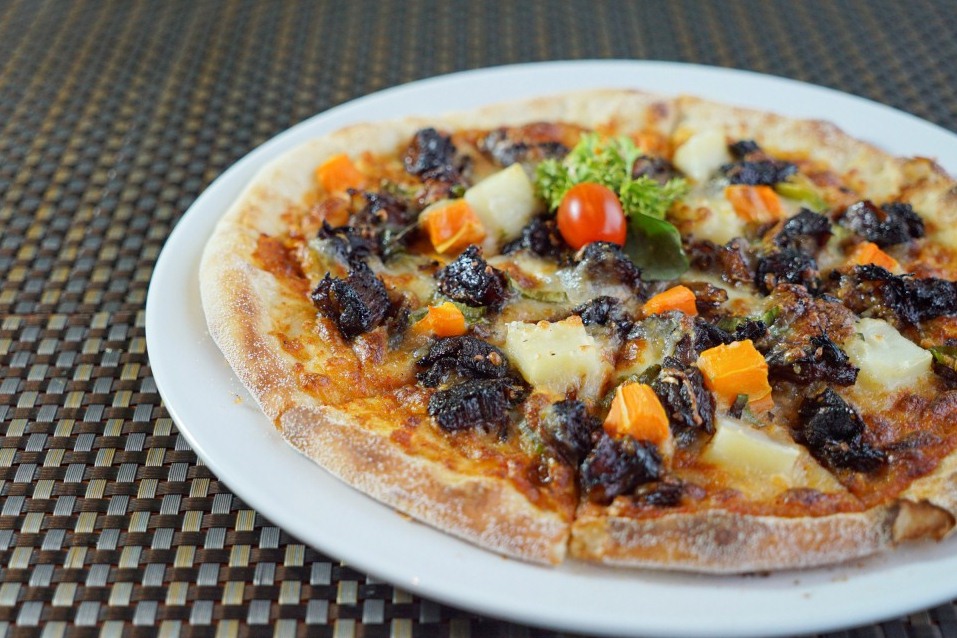 Pizza Buntut Bakar ala Grand Swiss-Belhotel Darmo Lezat Hingga Gigitan Terakhir