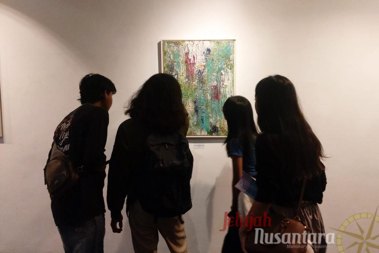 Lukisan “Life & Love” Karya Sonja Irawan Menghipnotis Tamu ARTOTEL TS Suites