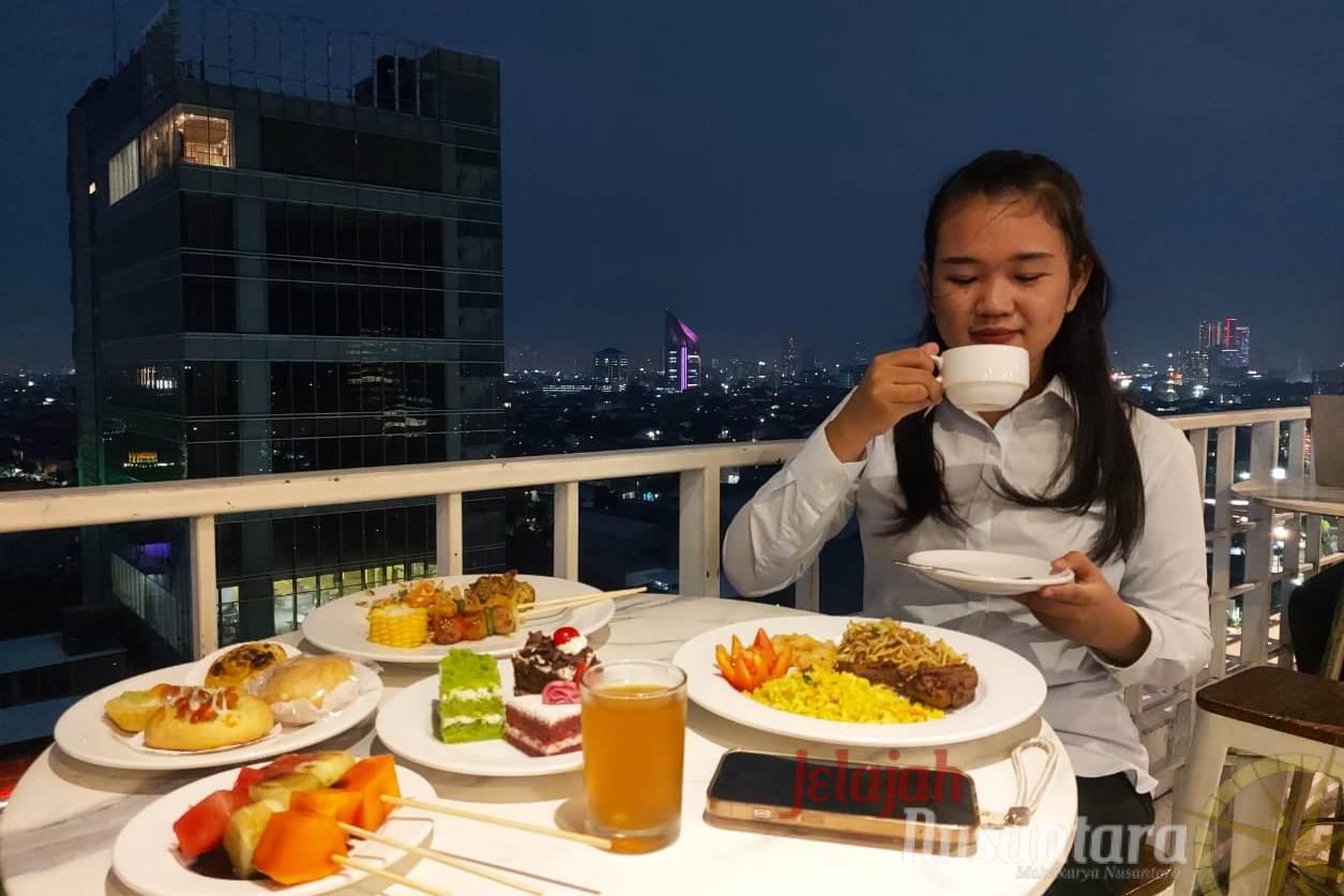 Nongkrong Asik Nikmati Tahun Baru di SkyCave Rooftop Lounge