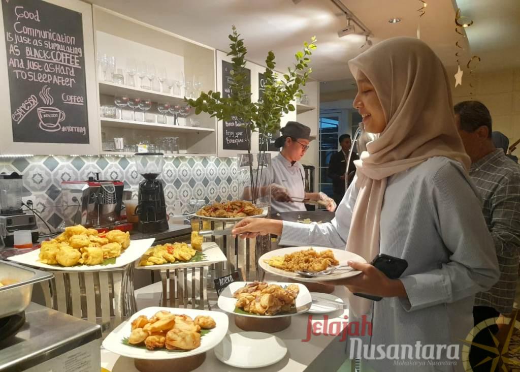 Ini Baru Seru, Bukber bareng Bestie Bergaya Tempo Dulu di Kokoon Hotel Surabaya