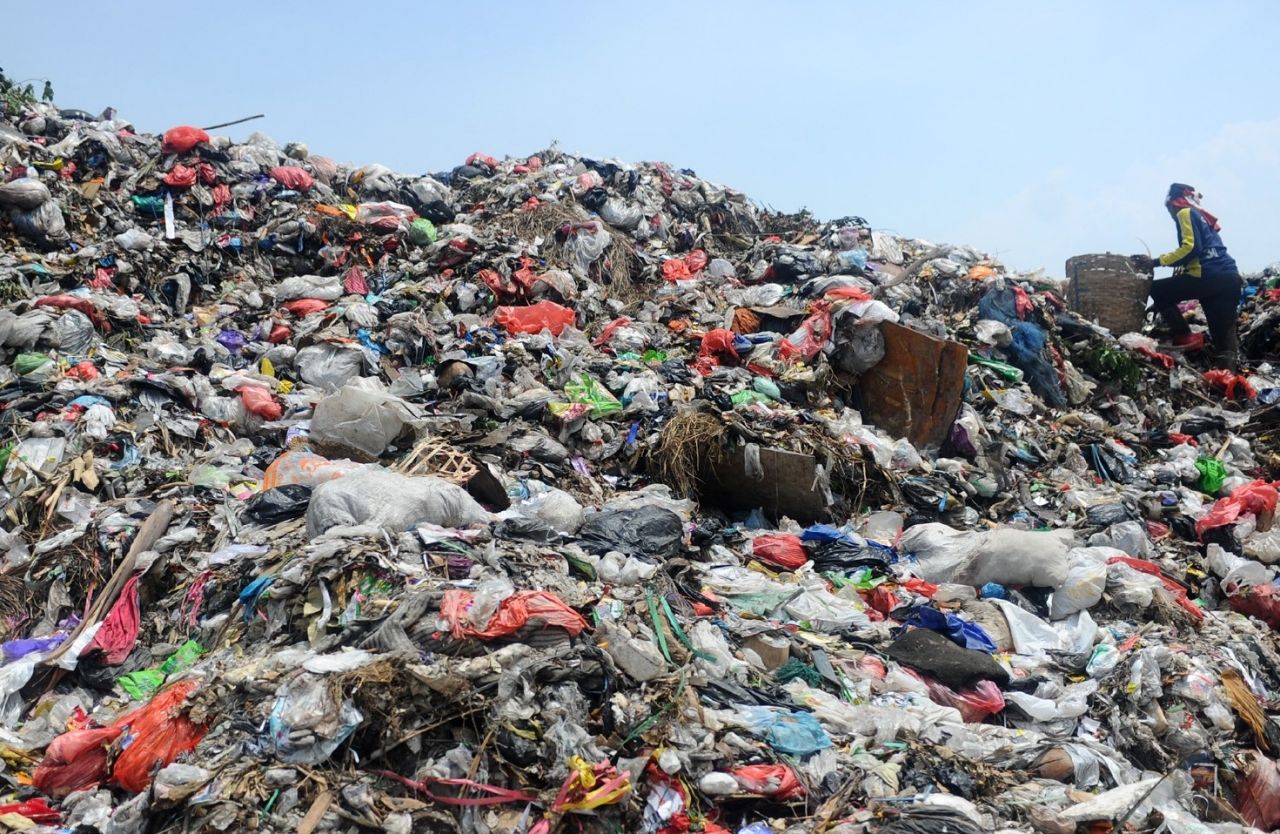 Belanja Online Makin Praktis, Tapi Sampah Plastik Mengintai