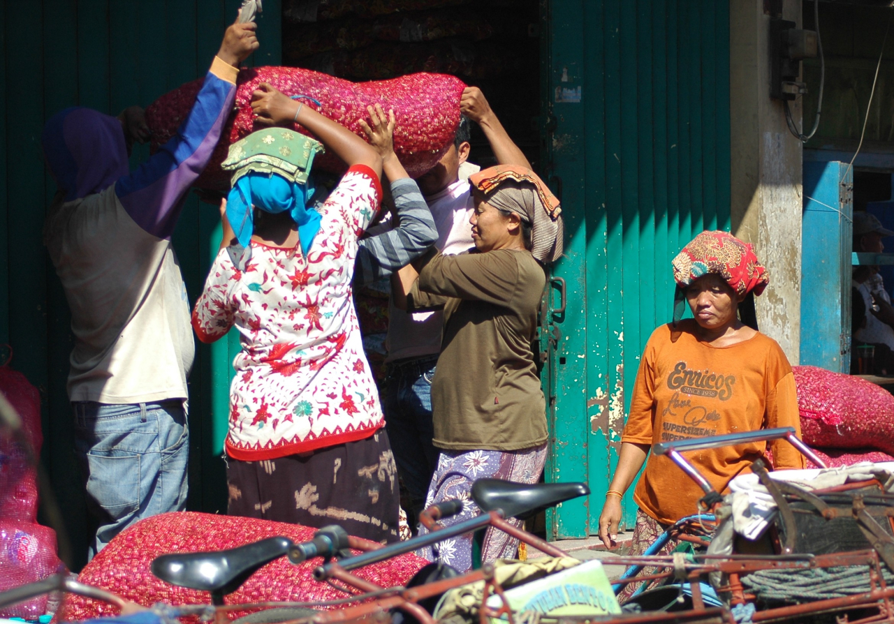 Tenaga yang Terlupakan di Pasar Pabean