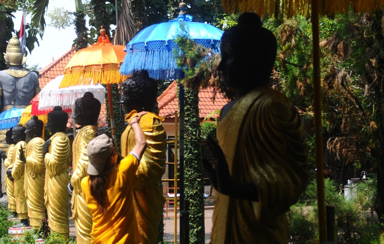FOTO: Tradisi Suci Menjelang Waisa, Pembersihan Patung Buddha Tidur 22 Meter di Trowulan