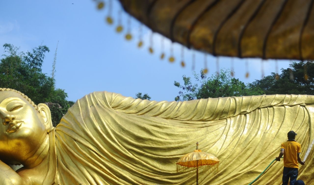 Tradisi Suci Menjelang Waisak: Pembersihan Patung Buddha Tidur 22 Meter di Trowulan. (Foto: Sahlan Kurniawan/Jelajah Nusantara)