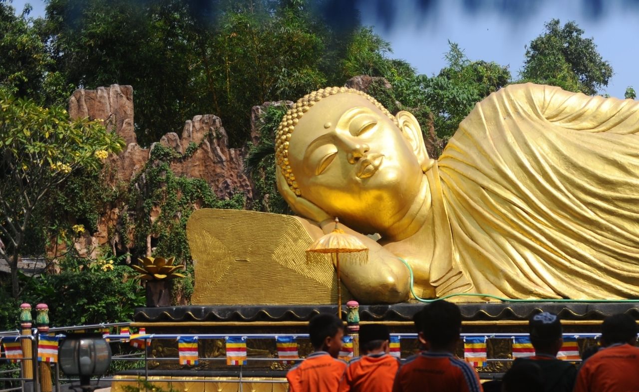 Tradisi Suci Menjelang Waisak: Pembersihan Patung Buddha Tidur 22 Meter di Trowulan. (Foto: Sahlan Kurniawan/Jelajah Nusantara)