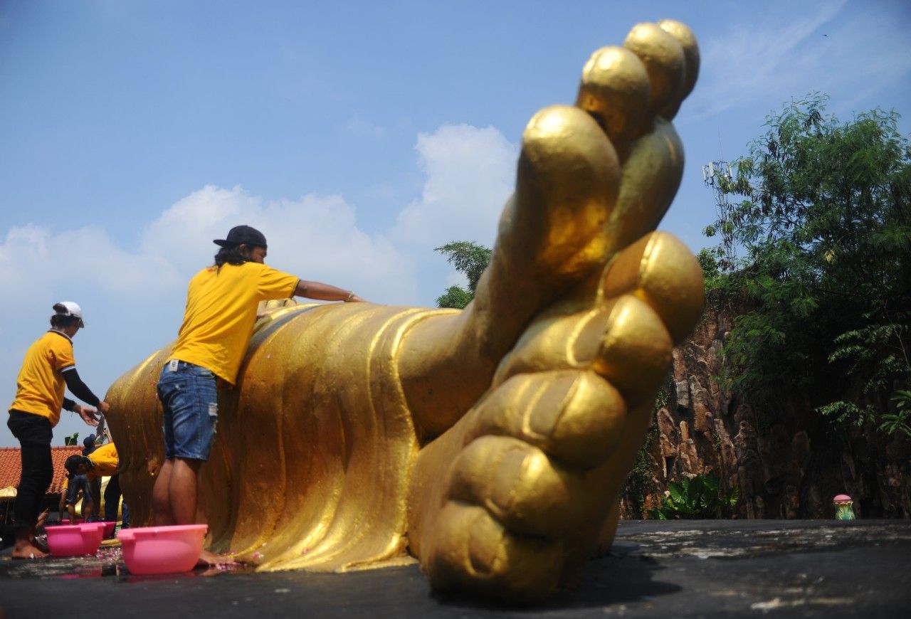 Tradisi Suci Menjelang Waisak: Pembersihan Patung Buddha Tidur 22 Meter di Trowulan. (Foto: Sahlan Kurniawan/Jelajah Nusantara)