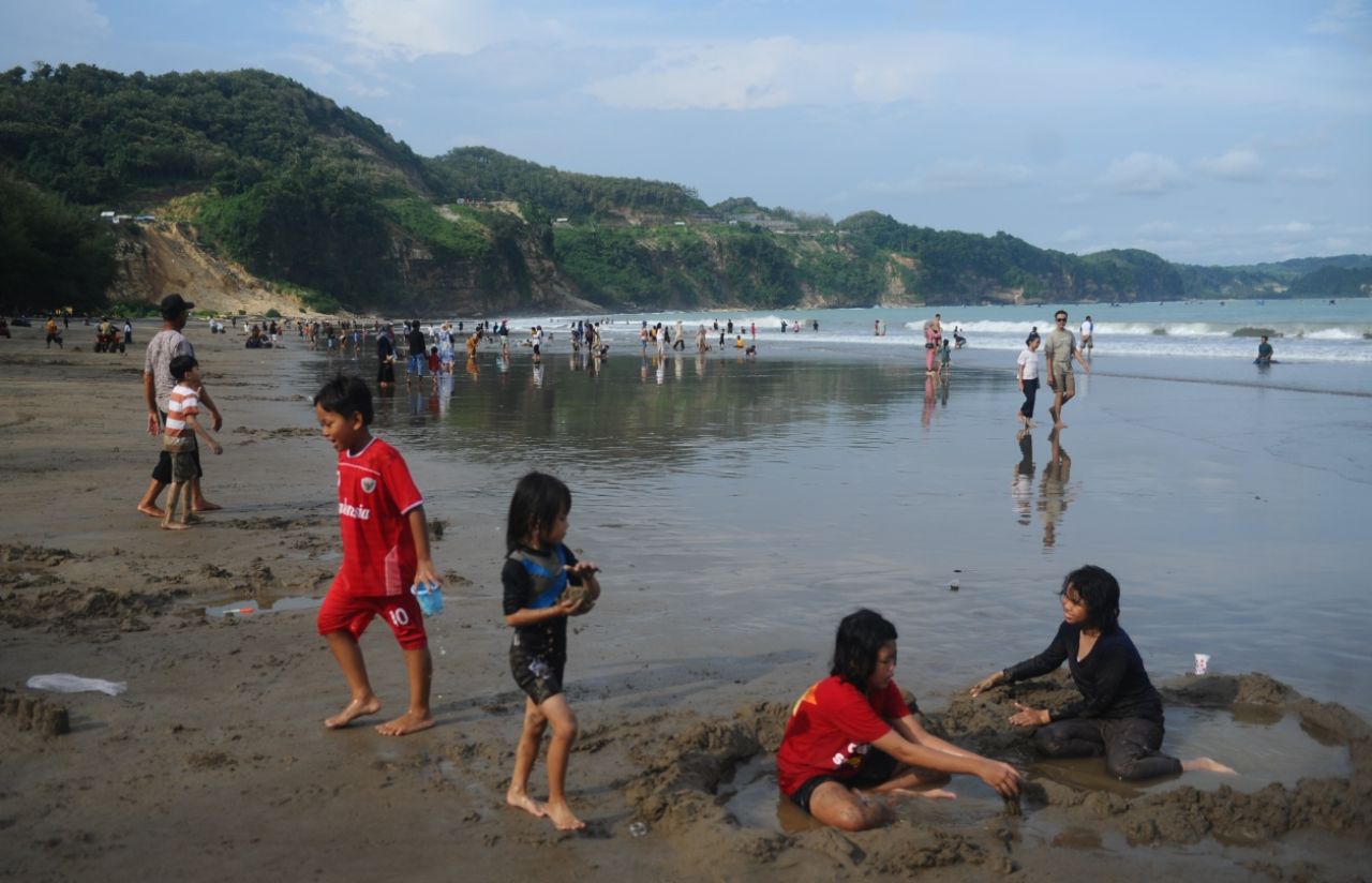 Pesona Pantai Sine Tulungagung: Teluk Eksotis di Ujung Timur JLS. (Foto: Sahlan Kurniawan/Jelajah Nusantara)