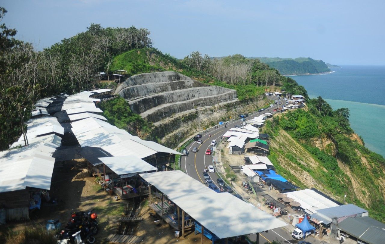 Pesona Pantai Sine Tulungagung: Teluk Eksotis di Ujung Timur JLS. (Foto: Sahlan Kurniawan/Jelajah Nusantara)