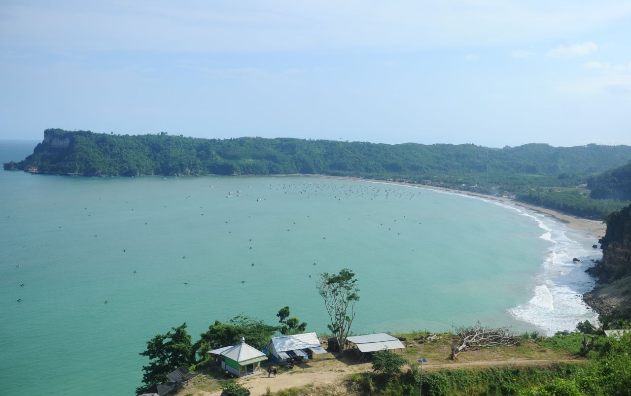 Pesona Pantai Sine Tulungagung: Teluk Eksotis di Ujung Timur JLS. (Foto: Sahlan Kurniawan/Jelajah Nusantara)