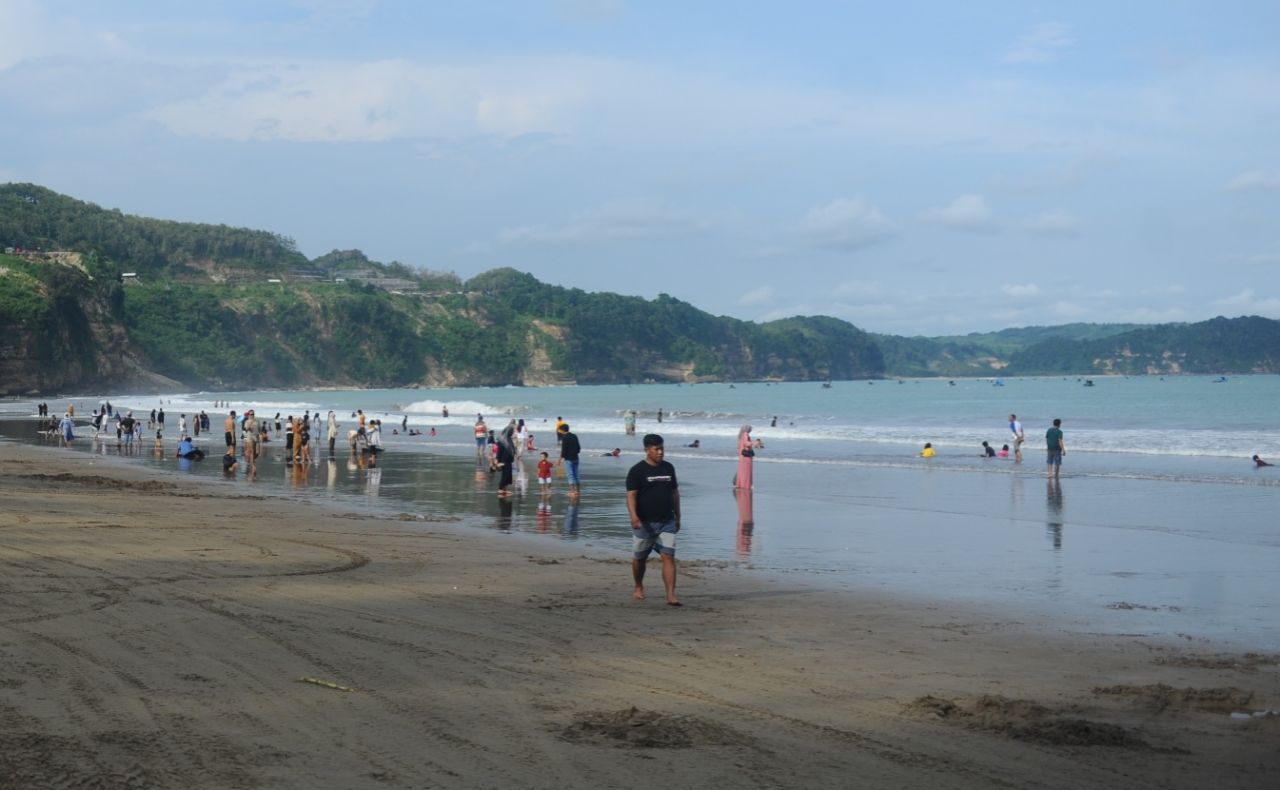 Pesona Pantai Sine Tulungagung: Teluk Eksotis di Ujung Timur JLS. (Foto: Sahlan Kurniawan/Jelajah Nusantara)
