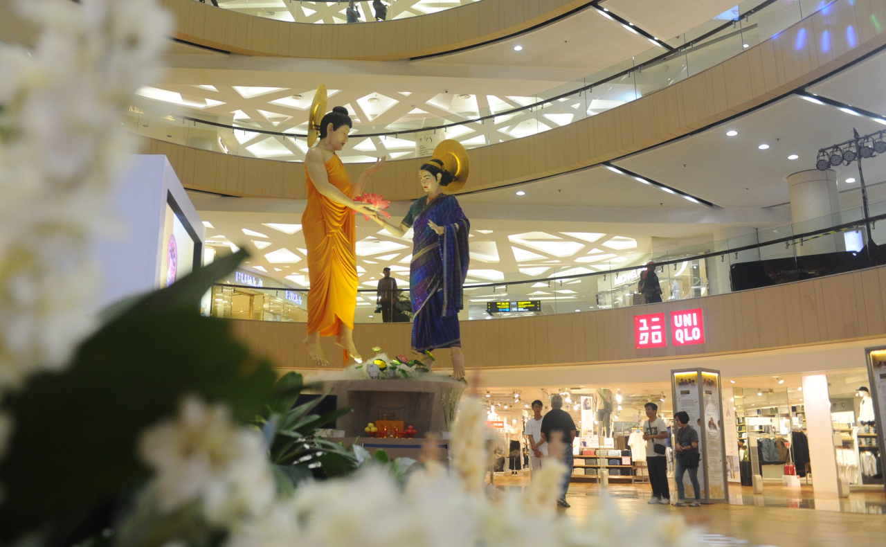 FOTO: Menjelang Waisak, Patung Buddha dan Ratu Shakya Hiasi Mal di Surabaya