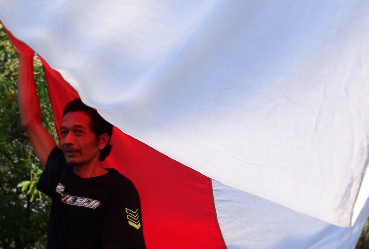 Ratusan warga Desa Kemiri, Sidoarjo mengarak bendera merah putih sepanjang 100 meter berkeliling desa pada jum’at (05/09/2025). DP_