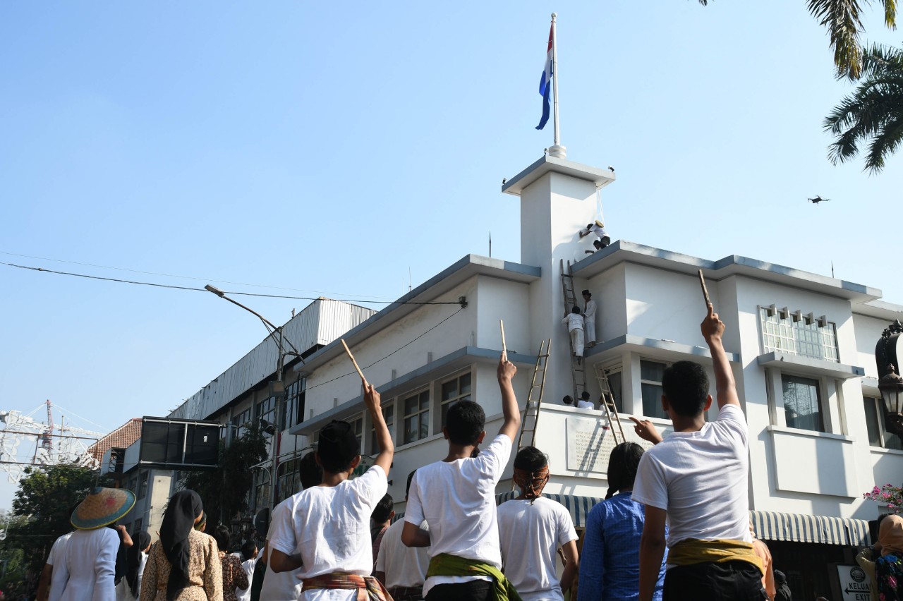 Teaterikal Perobekan Bendera (Foto: Wibowo/Jelajah Nusantara)