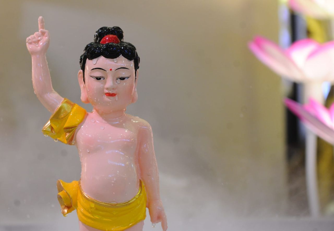 Patung Buddha dan Ratu Shakya Hiasi Mal di Surabaya. (Foto: Sahlan Kurniawan/Jelajah Nusantara)