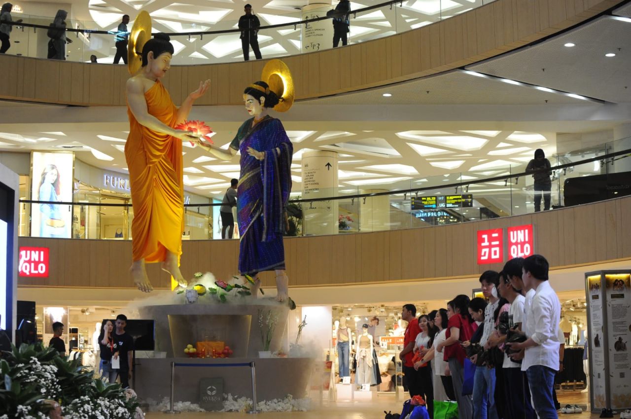 Patung Buddha dan Ratu Shakya Hiasi Mal di Surabaya. (Foto: Sahlan Kurniawan/Jelajah Nusantara)
