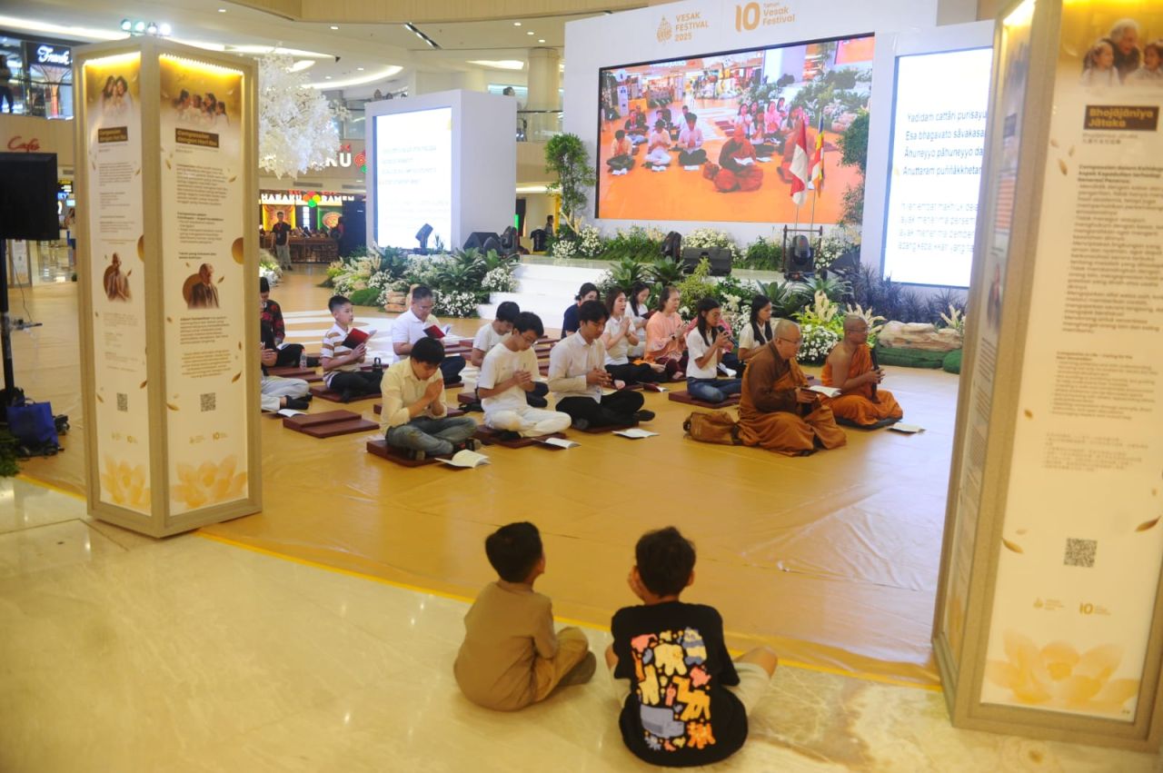 Patung Buddha dan Ratu Shakya Hiasi Mal di Surabaya. (Foto: Sahlan Kurniawan/Jelajah Nusantara)