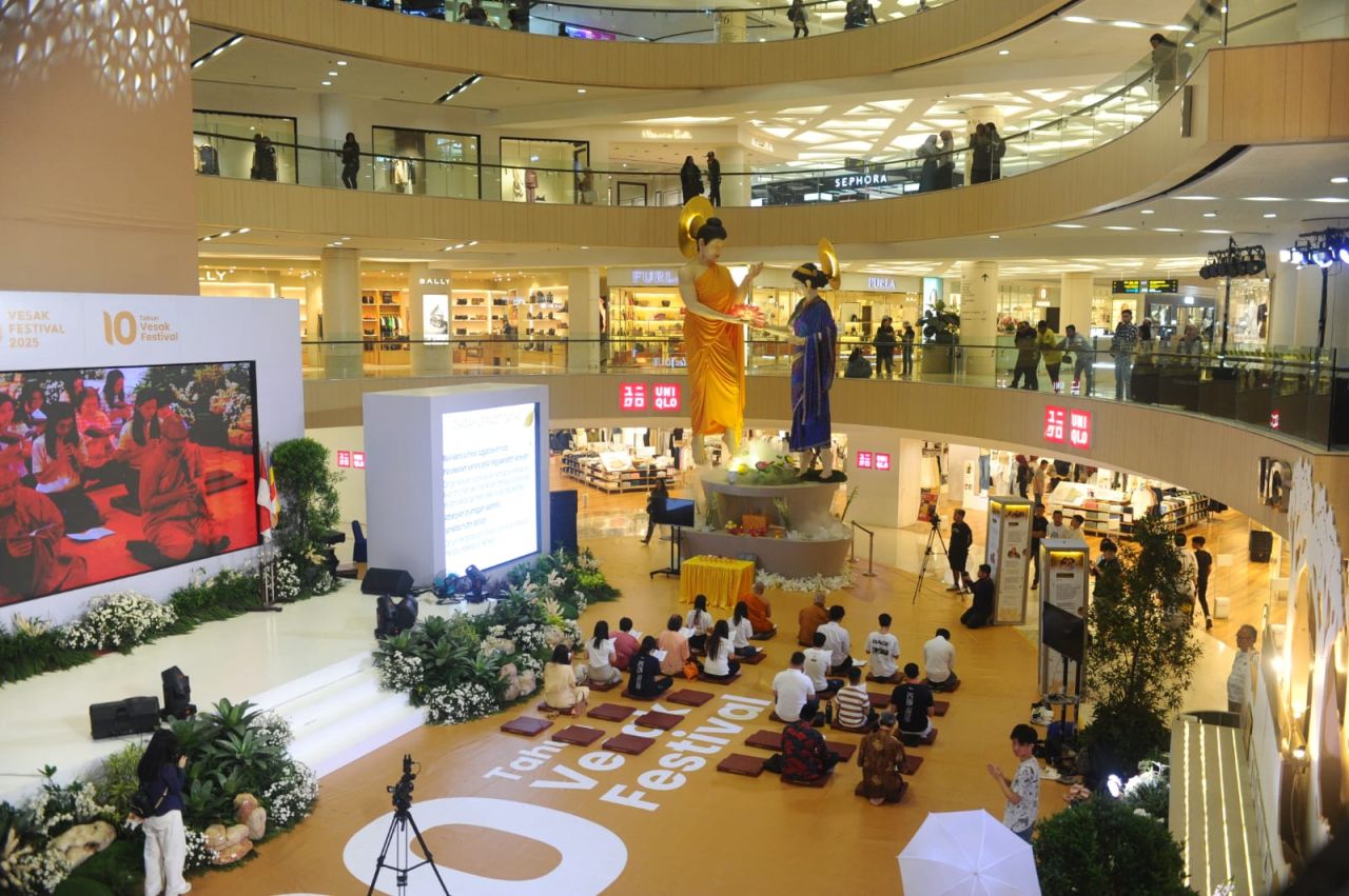 Patung Buddha dan Ratu Shakya Hiasi Mal di Surabaya. (Foto: Sahlan Kurniawan/Jelajah Nusantara)